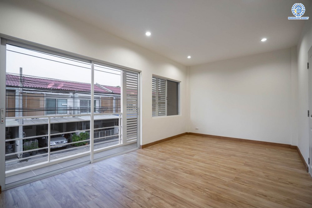 บ้านมือสองตกแต่งใหม่ โครงการ เดอะทรัสต์ทาวน์ ราชพฤกษ์-รัตนาธิเบศร์ จากแบรนด์ Q.House ทาวน์เฮ้าส์หลังใหญ่ ได้เนื้อที่กว่า 23.6 ตร.ว. ฟังก์ชัน 3 ห้องนอน 2 ห้องน้ำ 2 ที่จอดรถ ตั้งบนทำเลเชื่อมต่อใจกลางเมือง  ติดถนนราชพฤกษ์ ใกล้รถไฟฟ้าสายสีม่วง "สถานีบางรักน้อยท่าอิฐ"